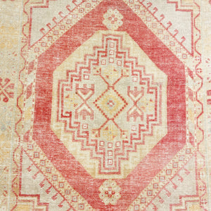 Close view of the medalion on Turunc Distressed Vintage Rug - H + E Goods Company